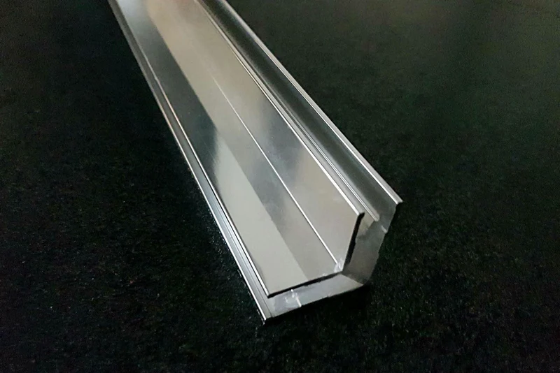 Alu-U-Eckprofil 90° für 8 mm Glas, Silikonverklebung innen, 2000 mm, Art.Nr. 74132