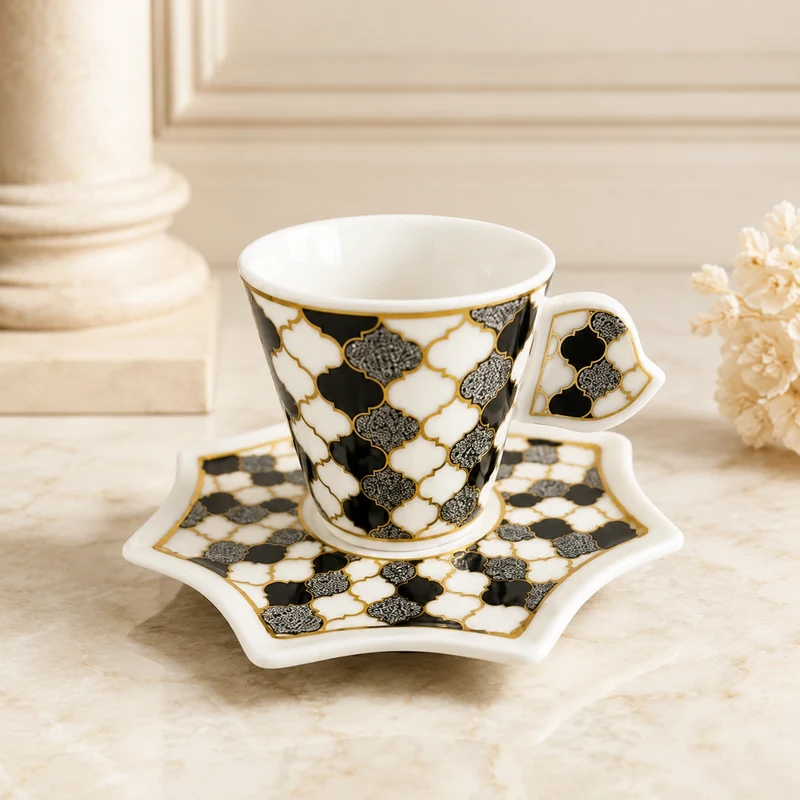 Feine Espresso Tassen mit geometrischem Muster