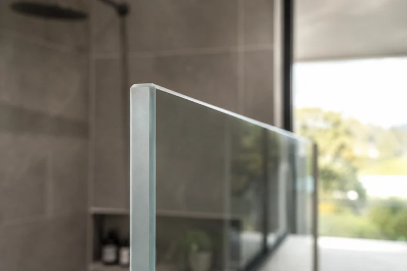 Mehrpreis: Mattierte Glaskante für Laser-Designduschglas