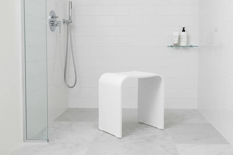 Smedbo LIVING Duschhocker – Plexiglas, 44 cm Sitzhöhe, bis 150 kg, Schwarz oder Weiß, Art.Nr. 407