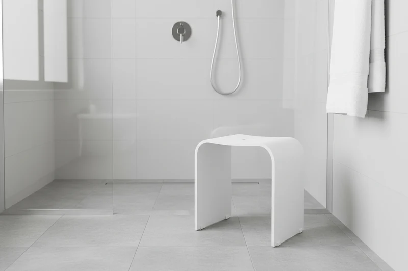 Smedbo LIVING Duschhocker – Plexiglas, 44 cm Sitzhöhe, bis 150 kg, Schwarz oder Weiß, Art.Nr. 407