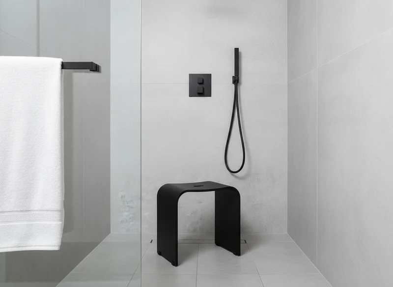Smedbo LIVING Duschhocker – Plexiglas, 44 cm Sitzhöhe, bis 150 kg, Schwarz oder Weiß, Art.Nr. 407