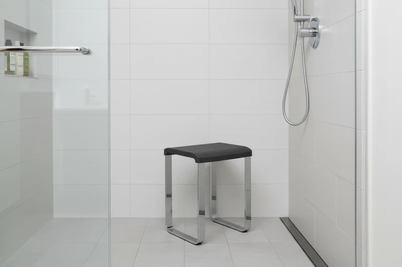 Smedbo LIVING Duschhocker – Aluminium verchromt, 48 cm Sitzhöhe, bis 150 kg, Weiß oder Grau, Art.Nr. FK406 / FK416