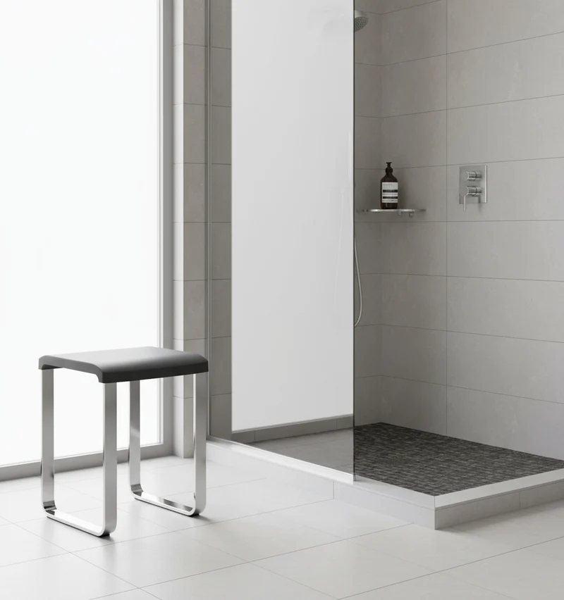 Smedbo LIVING Duschhocker – Aluminium verchromt, 48 cm Sitzhöhe, bis 150 kg, Weiß oder Grau, Art.Nr. FK406 / FK416