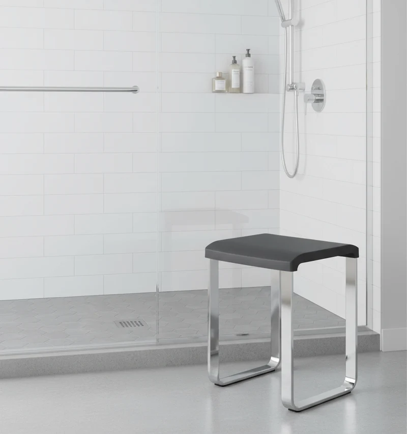 Smedbo LIVING Duschhocker – Aluminium verchromt, 48 cm Sitzhöhe, bis 150 kg, Weiß oder Grau, Art.Nr. FK406 / FK416