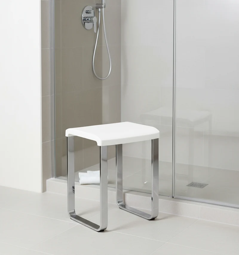Smedbo LIVING Duschhocker – Aluminium verchromt, 48 cm Sitzhöhe, bis 150 kg, Weiß oder Grau, Art.Nr. FK406 / FK416