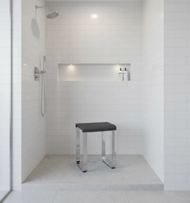 Smedbo LIVING Duschhocker – Aluminium verchromt, 48 cm Sitzhöhe, bis 150 kg, Weiß oder Grau, Art.Nr. FK406 / FK416