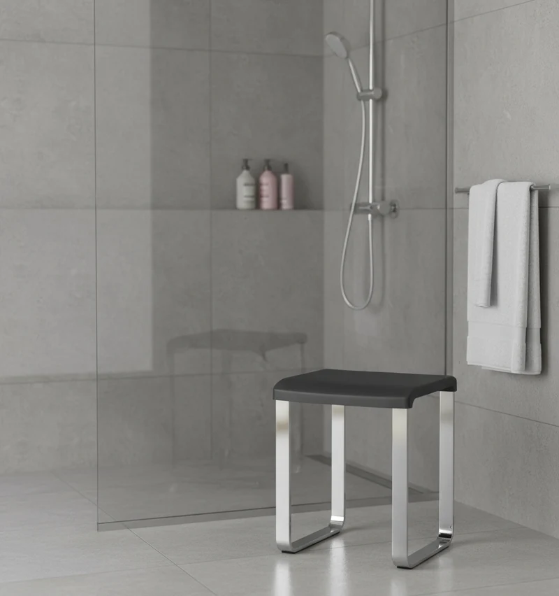 Smedbo LIVING Duschhocker – Aluminium verchromt, 48 cm Sitzhöhe, bis 150 kg, Weiß oder Grau, Art.Nr. FK406 / FK416
