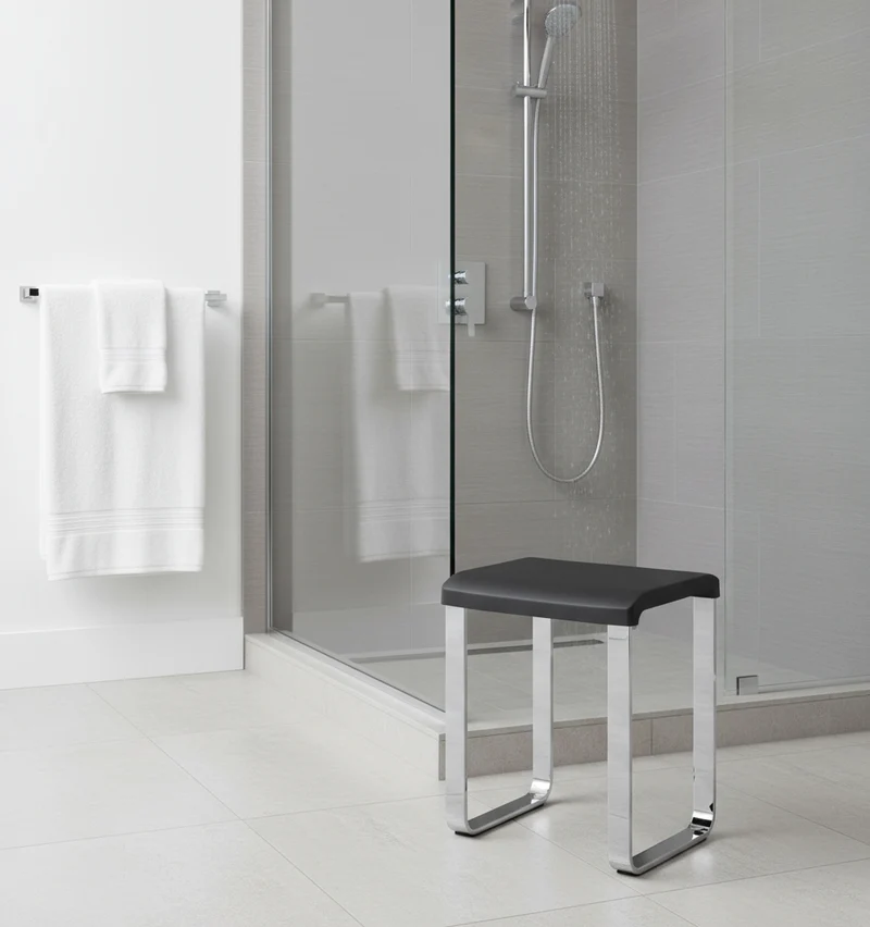 Smedbo LIVING Duschhocker – Aluminium verchromt, 48 cm Sitzhöhe, bis 150 kg, Weiß oder Grau, Art.Nr. FK406 / FK416
