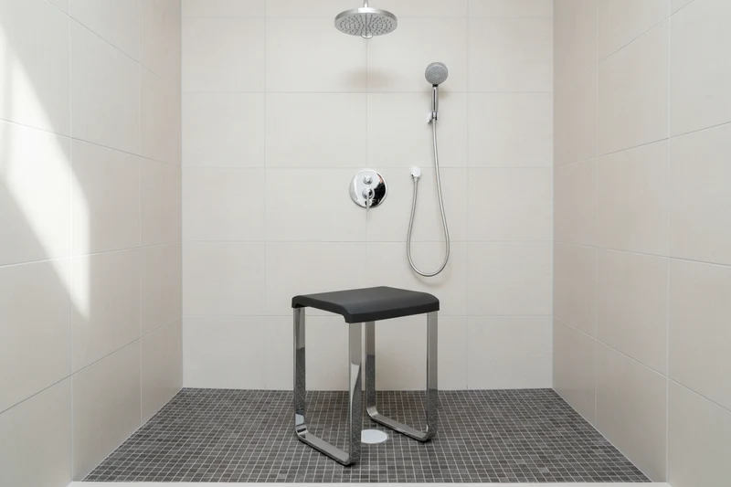 Smedbo LIVING Duschhocker – Aluminium verchromt, 48 cm Sitzhöhe, bis 150 kg, Weiß oder Grau, Art.Nr. FK406 / FK416