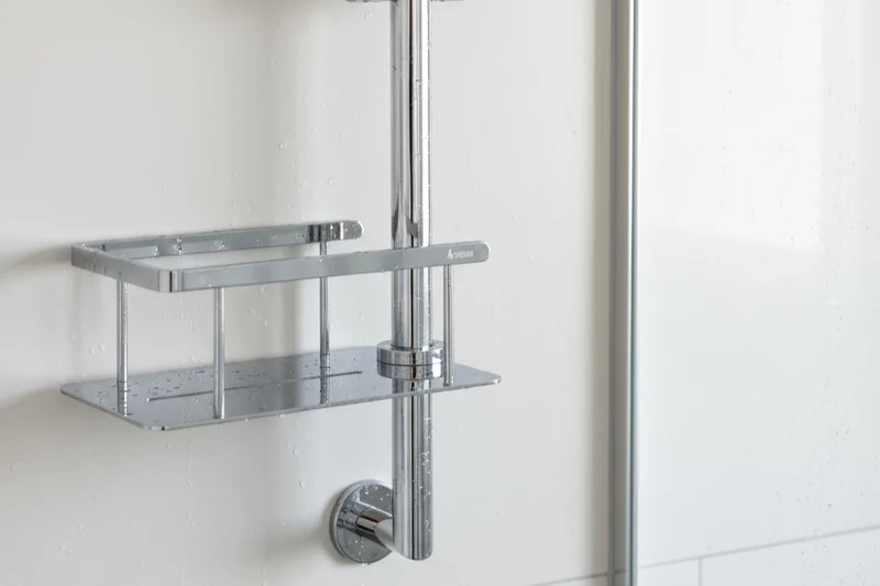 Smedbo Sideline Duschkorb – 200 × 110 mm für Brausestange, 2 Farben, Art.Nr. DK3008