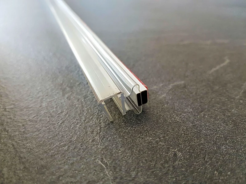 Magnetstreifen selbstklebend – 8 × 3,8 mm, 200 cm, für 6/8 mm Glas, Art.Nr. 6099