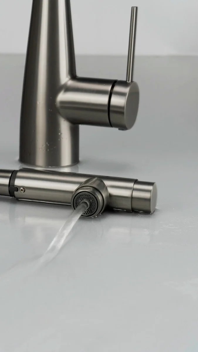 DEANTE Eridan Küchenarmatur mit Anschluss für Wasserfilter und ausziehbarer Auslaufbrause // Titanium // BRE-D75M