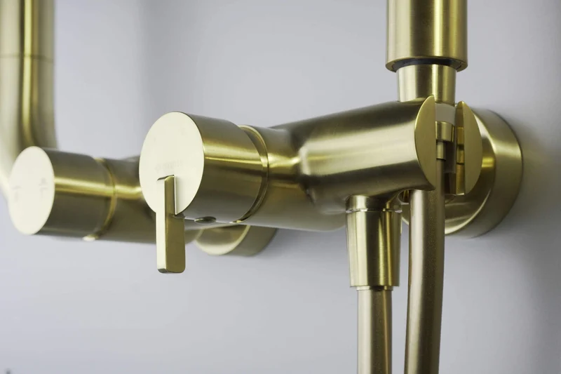 DEANTE Silia Duschsystem mit Regenbrause // gebürstetes Gold // NQS-R4XM