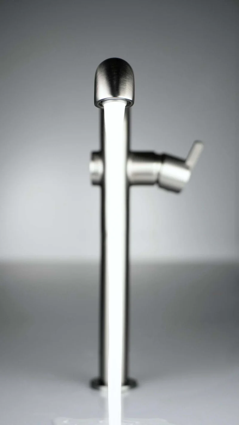 DEANTE Silia Waschtischarmatur hoch mit seitlichem Hebel // Titanium // BQS-D24K