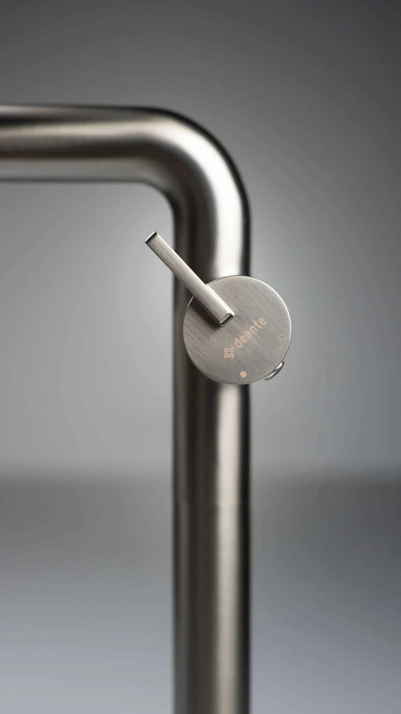 DEANTE Silia Waschtischarmatur hoch mit seitlichem Hebel // Titanium // BQS-D24K